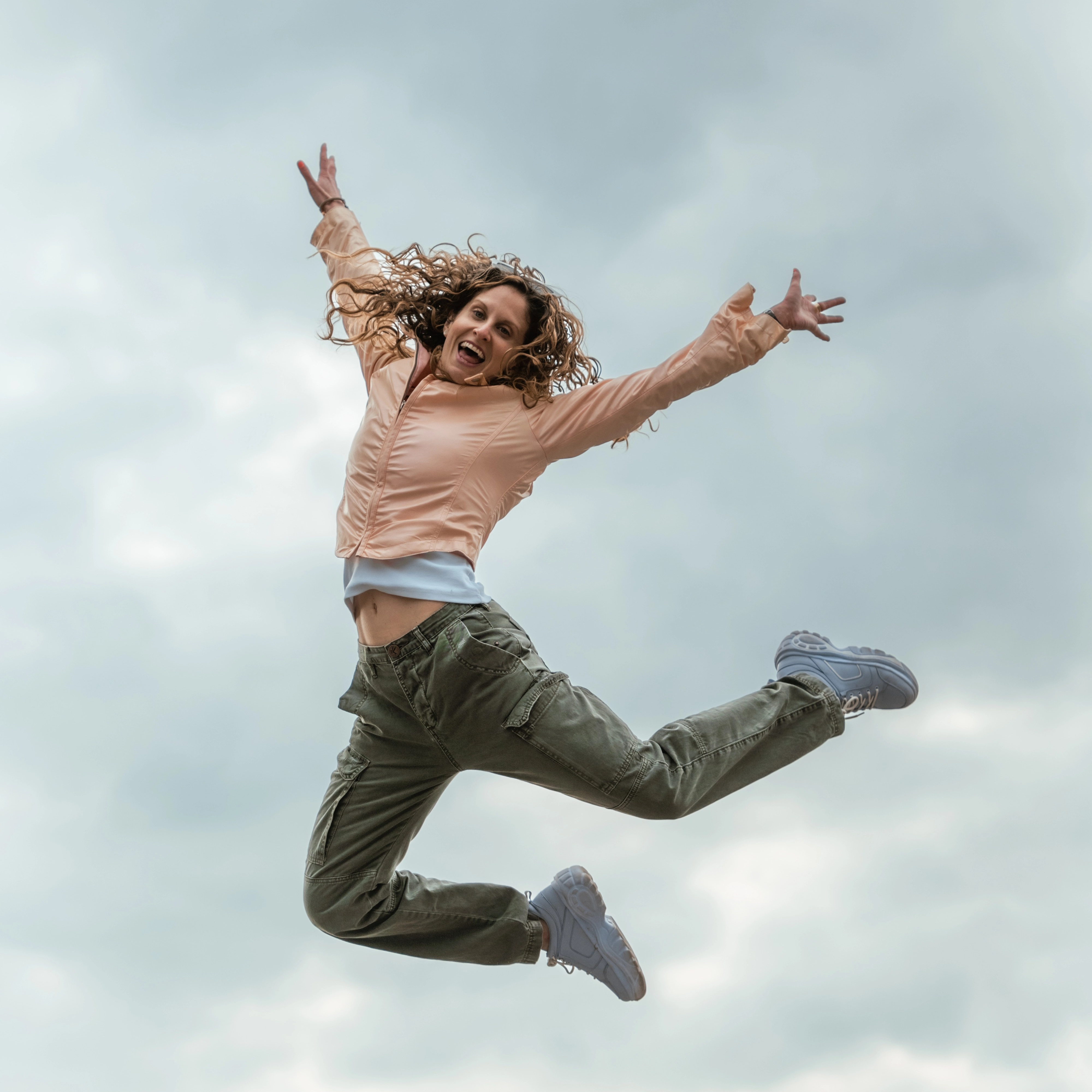 Stacy photoshooting solo traveler in Paris