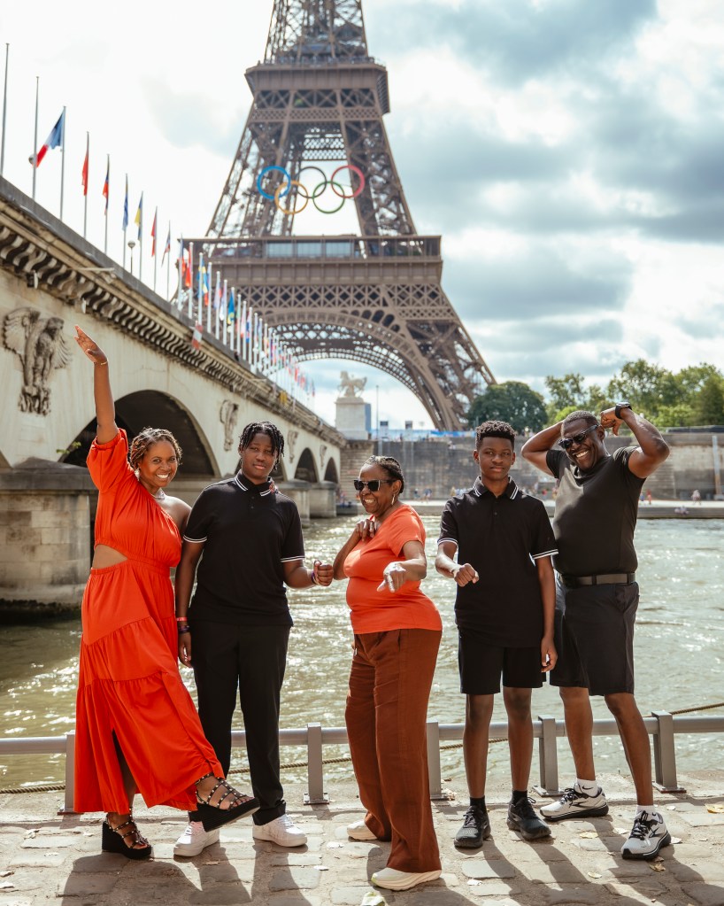 Family photoshoot in Paris with Coppola production
